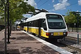 Dallas Area Rapid Transit (DART) liikennöi kaupungin alueella muun muassa DART Light Rail -pikaraitiotiejärjestelmää.