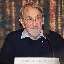 Martin Karplus Nobelin palkintojen jakotilaisuudessa joulukuussa 2013.