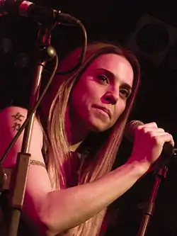 Melanie C esiintymässä vuonna 2014.