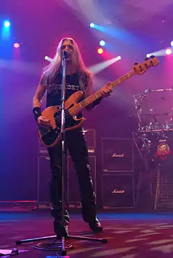 James LoMenzo esiintymässä Megadethin kanssa Metalmania-festivaaleilla vuonna 2008.