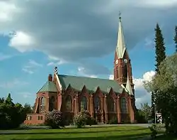 Mikkelin tuomiokirkon kuori sijaitsee harvinaisesti lännessä (kuvassa vasemmalla). Kuorin jatkona on vielä matala sakaristo.