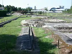 Roomalaiset rakennusten jäännökset Montegrottossa.