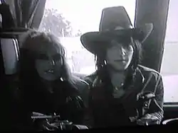 Nasty Suicide ensimmäisen vaimonsa Simone Liannen kanssa Guns N’ Rosesin ”Paradise City” -musiikkivideolla vuonna 1988.