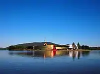 Australian kansallismuseo sijaitsee Pohjois-Canberrassa, Lake Burley Griffin -tekojärven rannalla.