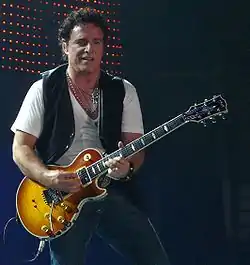 Neal Schon esiintymässä Journeyn kanssa vuonna 2008.