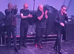 Nitzer Ebb esiintymässä Los Angelesissa lokakuussa 2019. Vasemmalta oikealle: David Gooday, Simon Granger, Bon Harris ja Douglas McCarthy.