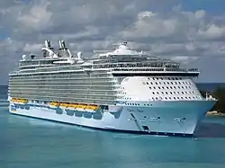 "Oasis of the Seas" kotisatamassaan Nassaussa, Bahamalla.