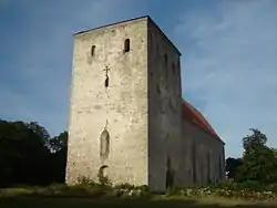 Pöiden ritarilinnan paikalle on rakennettu Maarjan kirkko, joka on edelleen Saarenmaan suurin kivikirkko ja joka niin tilavuudeltaan kuin massiivisuudeltaan muistuttaa ritarikuntalinnaa.