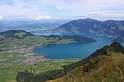 Nidwalden sijaitsee Vierwaldstätterseen etelärannalla, vasemmalla Buochs ja Ennetbürgen.