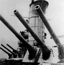 Taistelulaiva Parižskaja Kommunan 12″ tykeillä varustetut MK-3-12 -tykkitornit vuonna 1925.