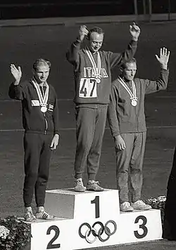 Paul Nihill (vasemmalla) Tokion olympialaisten palkintojenjaossa 1964.