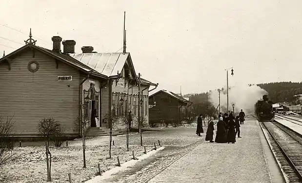 Piikkiöläisiä junaa laiturilla odottamassa. Kuva otettu 1910-luvulla, ennen vuoden 1922 asemarakennuksen muutostöitä