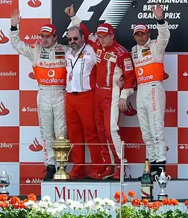 Fernando Alonso, Gilles Simon, Kimi Räikkönen ja Lewis Hamilton vuoden 2007 Britannian osakilpailun palkintokorokkeella.