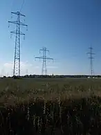 Vasemmalta oikealle: 120 kV:n, 400 kV:n ja 220 kV:n siirtolinjat.