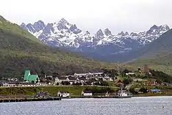 Puerto Williams ja taustalla Dientes de Navarino -vuoret