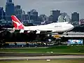 Qantasin Boeing 747-300 laskeutumassa Sydneyn lentoasemalle.