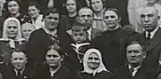 Poika Räshid (keskellä) vanhempiensa kanssa vuonna 1938 Imad Samaletdinin läksiäisjuhlissa VPK:n talossa.