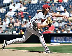 Randy Johnson syöttämässä Arizona Diamondbacksin paidassa.