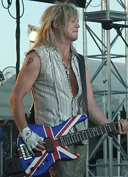 Rick Savage esiintymässä vuonna 2007.