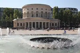 Suihkulähde ja Rotonde de la Villette.