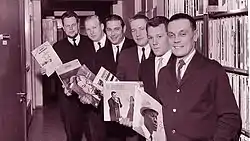 Yleisradion musiikkitoimittajia vuonna 1964. Vasemmalta Ylermi Kosonen, Raimo Henriksson, Sten Ducander, Jarmo Korhonen, Oki Pikkarainen ja Erkki Melakoski.