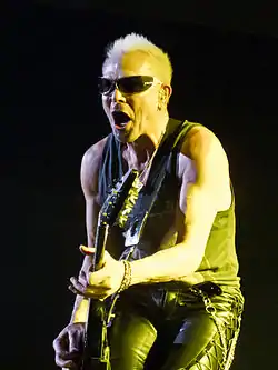 Rudolf Schenker esiintymässä Scorpionsin kanssa vuonna 2014