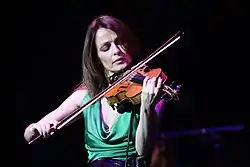 Sharon Corr soittamassa viulua konsertissa Sydneyssä vuonna 2012.