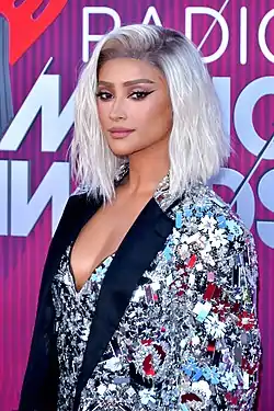 Shay Mitchell iHeartRadio Music Awardseissa 2019.