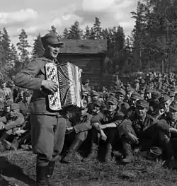 Toivo Manninen viihdyttämässä sotilaita Miesten päivillä 20. elokuuta 1944 Sintolassa.