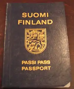 Ennen vuoden 1997 alkua myönnetty Suomen passi. Passi on mitätöity leikkaamalla sen tietolehdestä kulma.