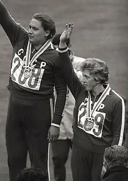 Galina Zybina (oikealla) Tokion olympialaisissa 1964.