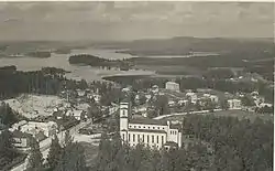 Kirkko ympäristöineen vuonna 1934.