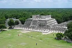 Templo de los Guerreros eli Taistelijoiden temppeli on yksi alueen rakennuksista.