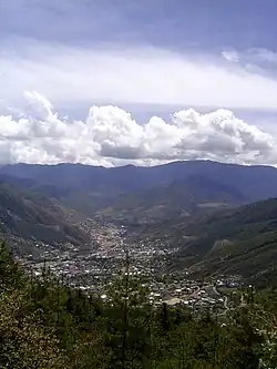 Thimphu läheiseltä vuorelta nähtynä.