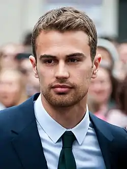 Theo James Divergentin ensi-illassa Kaliforniassa maaliskuussa 2014.