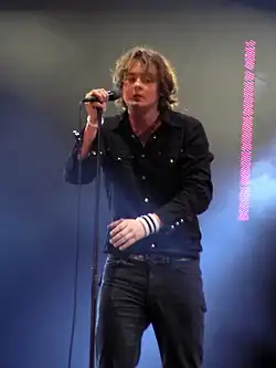 Tom Chaplin esiintymässä vuonna 2005.