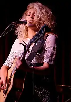 Tori Kelly esiintymässä vuonna 2015.