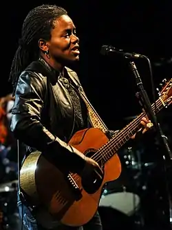 Tracy Chapman esiintymässä vuonna 2009.