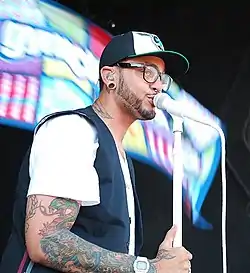 Travie McCoy esiintymässä vuonna 2008.