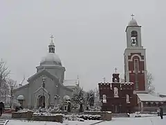 Truskavetsin kirkkoja, vasemmalla kreikkalaiskatolinen Mykolain kirkko.