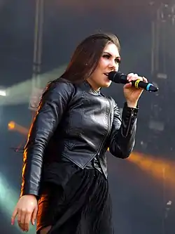 Elize Ryd laulamassa Amaranthen konsertissa Tuskassa vuonna 2013.