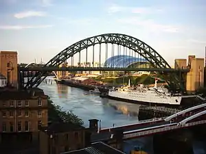 Tyne Bridge yhdistää Newcastlen ja Gatesheadin Tynen yli.