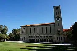 Winthrop Hallin kellotorni on Länsi-Australian yliopiston pääkampuksen näkyvimpiä kohteita.