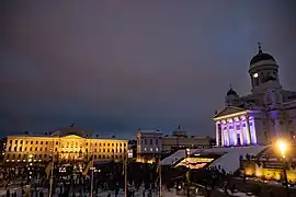 Valoa Ukrainaan -tapahtumassa Helsingin Senaatintorilla kunnioitettiin sodan alkamisen vuosipäivänä Ukrainassa sodan uhreja ja valettiin uskoa tulevasta (24.2.2023).