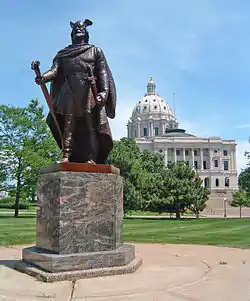 Leif Erikinpojan patsas Minnesota State Capitolin vieressä.