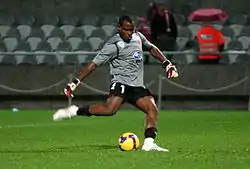 Vincent Enyeama potkaisee rangaistuspotkun.