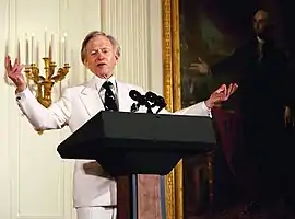 Tom Wolfe vieraana Valkoisessa talossa vuonna 2004.