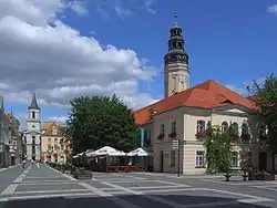 Zielona Góran kaupungintalo ja keskusaukio.