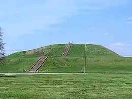 Størsti heyggjurin var Monks Mound (omanfyri), stíviliga 30 m. høgur.