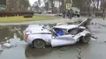 Cadâvro de civilo ukrênien dens una vouètura probâblament cachiêe per un tank